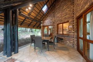 ein Esszimmer mit Tisch und Stühlen in der Unterkunft Kruger Park Lodge Unit No. 543 in Hazyview