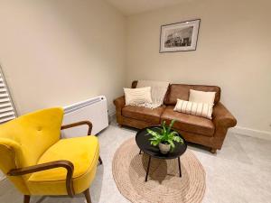 Posezení v ubytování Georgian flat - 2-beds with balcony & views