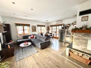 een woonkamer met een bank en een open haard bij Gorski kotar , Kuća za odmor Kratohvil in Lukovdol