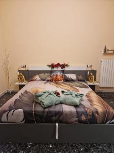 een slaapkamer met een groot bed en een afbeelding van dieren bij B&B Comfort Room 93 in Benevento