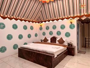 een slaapkamer met een bed in een kamer bij Desert Heer Resort in Sām