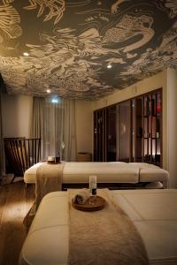 En eller flere senge i et værelse på Grand Hotel de Courtoisville + 74 billeder