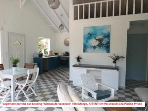 een woonkamer met een tafel en stoelen bij Dez'îles Guadeloupe in Sainte-Anne +14 foto's