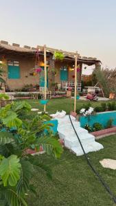 a yard with a house with a hose at Byet ahalna in Mūsá