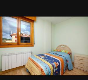 une chambre avec un lit et une fenêtre dans l'établissement Montería C8, à San Leonardo de Yagüe