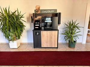 een koffiebar met een koffiemachine in een lobby bij Boutique HOTEL am KRANICHSEE in Hahnenklee-Bockswiese