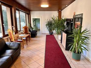een lobby met een bank en een rode loper bij Boutique HOTEL am KRANICHSEE in Hahnenklee-Bockswiese