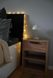 En eller flere senge i et værelse på Gemütliches Loft in der Natur mit privater Terrasse - 15 min vom Strand