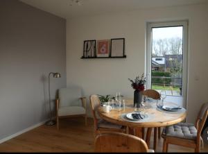 Et opholdsområde på Gemütliches Loft in der Natur mit privater Terrasse - 15 min vom Strand