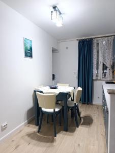 a dining room with a table and chairs at Apartament Karina in Baia Mare