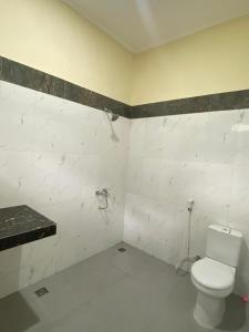 een badkamer met toilet en wastafel bij SADAMA Cottage in Tuk Tuk