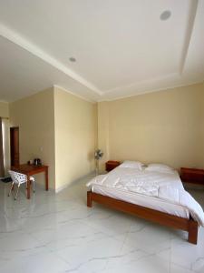 une chambre avec un lit, une table et un bureau dans l'établissement SADAMA Cottage, à Tuk Tuk 5 autres photos