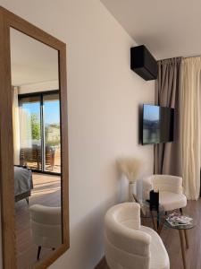 TV a/nebo společenská místnost v ubytování Le Domaine de la Vallée