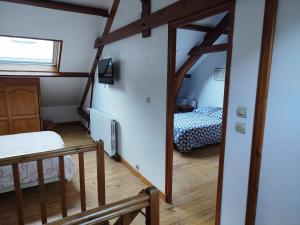 une chambre avec un escalier menant à une chambre dans l'établissement la villa des bons enfants, au Tréport