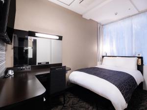 En eller flere senge i et værelse på APA Hotel Osaka Tanimachi 4chome Ekimae Kita