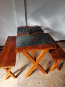 - une table en bois installée au dernier étage dans l'établissement Grand Ceylon Hotel & Apartment Hikkaduwa, à Hikkaduwa