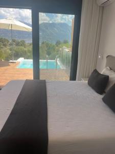 En eller flere senge i et værelse på Villa Asteria - Modern Ionian Villa + 12 billeder