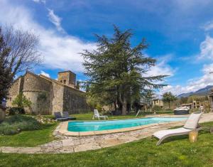ein Haus mit einem Swimmingpool im Hof in der Unterkunft Can Canals Rectoria de Dosquers in Maia de Montcal