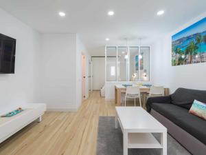 un salon avec un canapé et une table dans l'établissement Moguel Canarian Holiday 2º, à Arguineguín