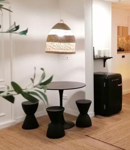 a table and a potted plant in a room at Auditorio Rooms Boutique Oviedo in Oviedo