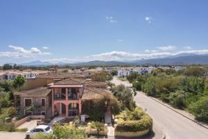 Luftaufnahme einer Stadt mit Häusern und einer Straße in der Unterkunft Casa Vacanze l'Olivastro in Àrbatax