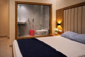 een slaapkamer met een bed, een bad en een wastafel bij Relax Kurla Dormitory in Mumbai