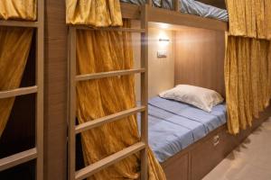 een paar stapelbedden in een kamer bij Relax Kurla Dormitory in Mumbai