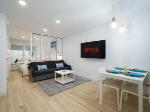 een woonkamer met een bank en een tafel bij Moguel Canarian Holiday 1º in Arguineguín