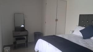 En eller flere senge i et værelse på 639 Palm Beach + 8 billeder