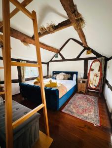 En eller flere senge i et værelse på Log- burner, dog friendly- woodland views with walking trails and local pub on your doorstep! Popular walking trails nearby-Malvern Hills and the Brockhampton Estate- Peaceful village on the border of Hereford and Worcester