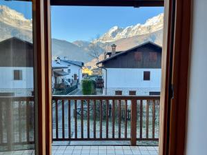 Elle offre une vue sur la montagne depuis sa fenêtre. dans l'établissement Al Monte Zelo, à Rome