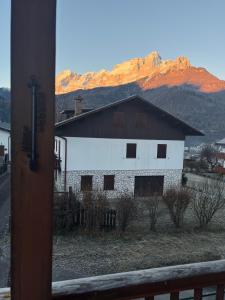 une grande grange blanche avec une montagne en arrière-plan dans l'établissement Al Monte Zelo, à Rome