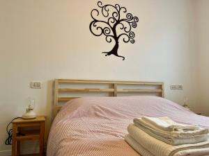 - une chambre avec un lit et un arbre sur le mur dans l'établissement Al Monte Zelo, à Rome 11 autres photos