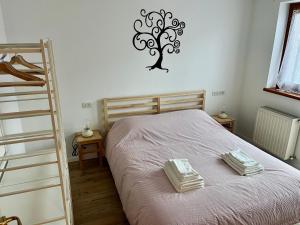 - une chambre avec un lit et un arbre sur le mur dans l'établissement Al Monte Zelo, à Rome