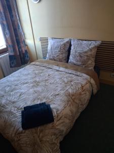 En eller flere senge i et værelse på Hôtel le beau séjour