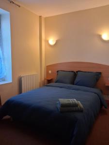 En eller flere senge i et værelse på Hôtel le beau séjour