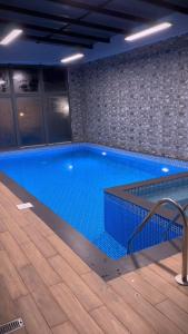 een groot zwembad in een gebouw bij Chopan Resort Aparan in Aparan