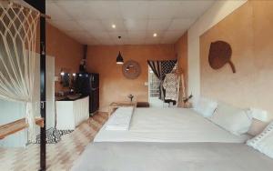 a bedroom with a large white bed in a room at Samstay Đà Lạt in Ấp Ða Lợi