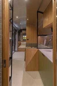 eine Küche mit Holzschränken und einer Spüle in der Unterkunft Nomad By Sharjah Collection in Kalbā