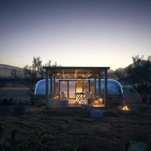 ein winziges Haus mit Tisch und Stühlen auf einem Feld in der Unterkunft Nomad By Sharjah Collection in Kalbā + 20 Fotos