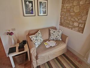 een woonkamer met een bank en een tafel bij Modern holiday home in Foligno - Loc with pool in Case Vecchie