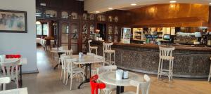 ein Restaurant mit Tischen und Stühlen und eine Bar in der Unterkunft Hotel Montero in Mondoñedo