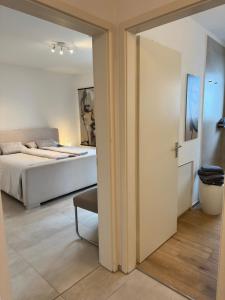 En eller flere senge i et værelse på Ferienwohnung mit Seeblick und PKW Abstellplatz am Haus