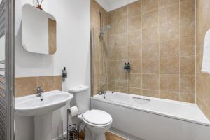 a bathroom with a toilet and a sink and a bath tub at Spacious - Central - King Beds - Fast Wi-Fi in Brighton & Hove