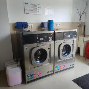 2 Waschmaschinen sowie eine Waschmaschine und ein Trockner in einem Zimmer in der Unterkunft Hotel Montero in Mondoñedo
