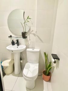 een witte badkamer met een toilet en een wastafel bij Apartment in Accra in Accra