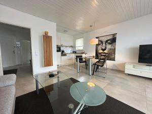 Et tv og/eller underholdning på Ferienwohnung mit Seeblick und PKW Abstellplatz am Haus