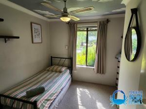 En eller flere senge i et værelse på Nature Nest in Falcon near Mandurah