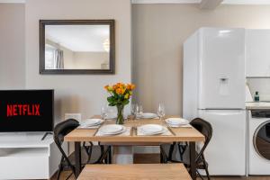 a dining room with a table and a refrigerator at Spacious - Central - King Beds - Fast Wi-Fi in Brighton & Hove