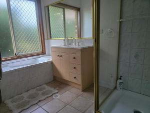 Billede fra billedgalleriet på Warrego Farm Stay Room 1 